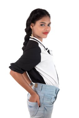 Beyaz arka planda poz veren güzel, genç bir kızın portresi.