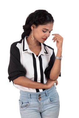 Beyaz arka planda poz veren güzel, genç bir kızın portresi.