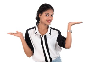 Güzel bir kız elinde mutlu bir gülümsemeyle bir şey tutuyor..