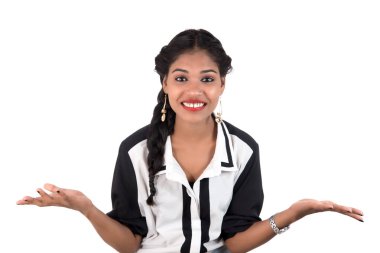 Beyaz arka planda poz veren güzel, genç bir kızın portresi.