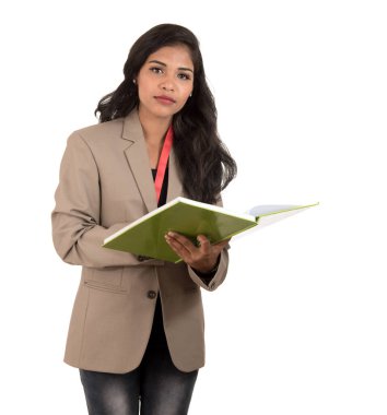 Düşünceli kadın öğrenci, öğretmen ya da kitaplarını tutan iş kadını. Beyaz arka planda izole edilmiş.