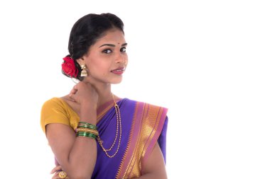 Güzel Hintli genç kız beyaz arka planda geleneksel Hint sarisi pozu veriyor..