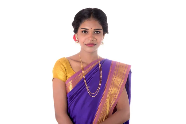 Vacker Indisk Ung Flicka Poserar Traditionell Indisk Saree Vit Bakgrund — Stockfoto