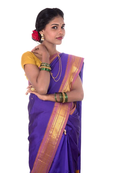Όμορφη Νεαρή Κοπέλα Ινδική Ποζάρουν Παραδοσιακό Ινδικό Σάρι Λευκό Φόντο — Φωτογραφία Αρχείου