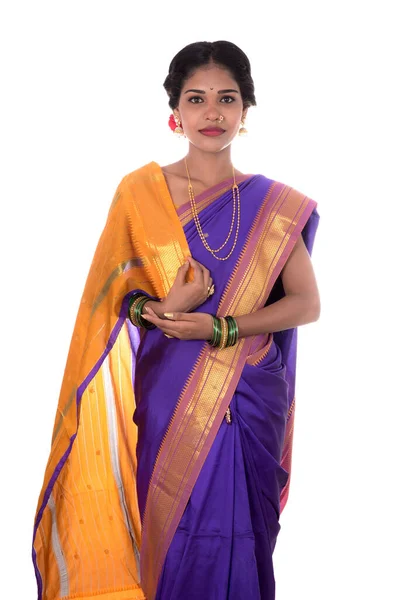 Hermosa Joven India Posando Saree Indio Tradicional Sobre Fondo Blanco — Foto de Stock