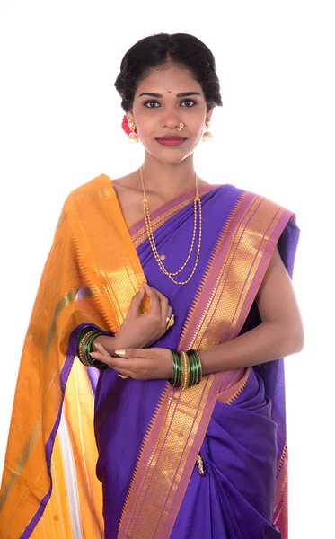 Mooi Indiaas Jong Meisje Poseren Traditionele Indiase Saree Witte Achtergrond — Stockfoto