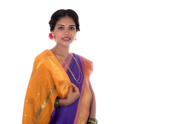 Hermosa Joven India Posando Saree Indio Tradicional Sobre Fondo Blanco —  Fotos de Stock
