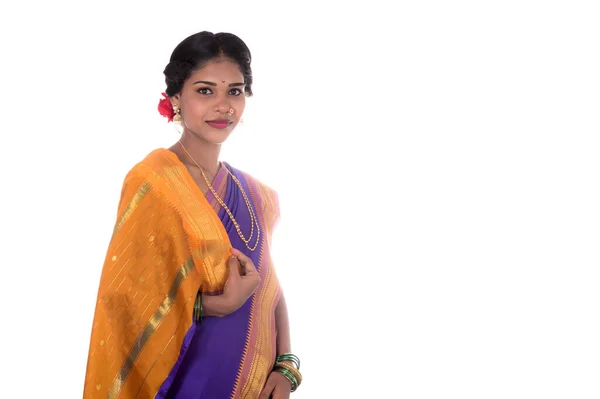 Hermosa Joven India Posando Saree Indio Tradicional Sobre Fondo Blanco — Foto de Stock