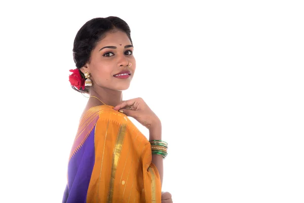 Гарна Індійська Дівчина Зображає Традиційний Індійський Сарі Білому Тлі — стокове фото