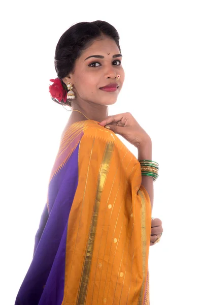 Hermosa Joven India Posando Saree Indio Tradicional Sobre Fondo Blanco — Foto de Stock