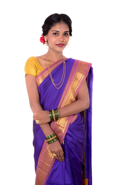 Hermosa Joven India Posando Saree Indio Tradicional Sobre Fondo Blanco — Foto de Stock