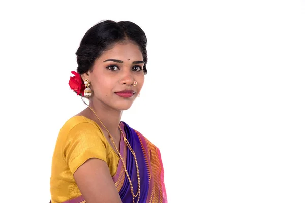 Гарна Індійська Дівчина Зображає Традиційний Індійський Сарі Білому Тлі — стокове фото