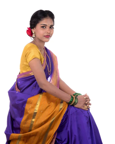 Hermosa Joven India Posando Saree Indio Tradicional Sobre Fondo Blanco — Foto de Stock