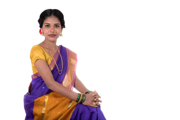 Mooi Indiaas Jong Meisje Poseren Traditionele Indiase Saree Witte Achtergrond — Stockfoto