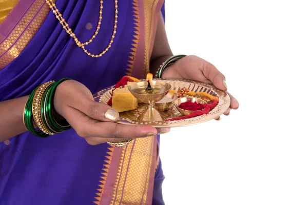 Індійська Жінка Виконує Богослужіння Портрет Прекрасної Молодої Жінки Пуджа Талі — стокове фото