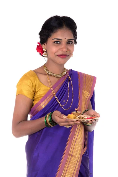 Femeia Indiană Care Închină Portretul Unei Frumoase Domnișoare Pooja Thali — Fotografie, imagine de stoc