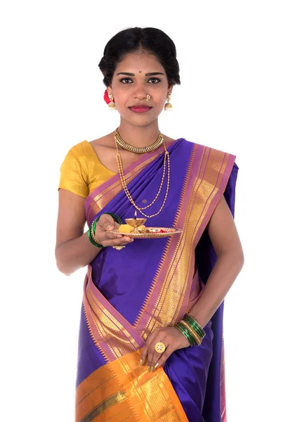 Indická Žena Představení Uctívání Portrét Krásné Mladé Dámy Pooja Thali — Stock fotografie