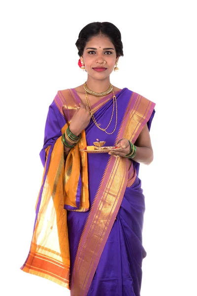 Индийская Женщина Совершающая Поклонение Портрет Красивой Юной Леди Пуджа Тали — стоковое фото