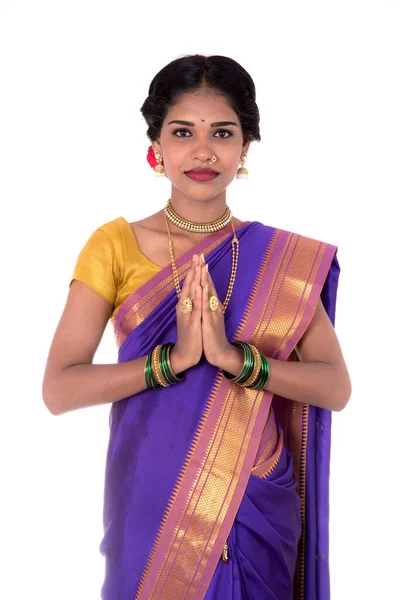 Молода Індійська Дівчина Традиційному Одязі Вітання Namaste Ласкаво Просимо Індійська — стокове фото