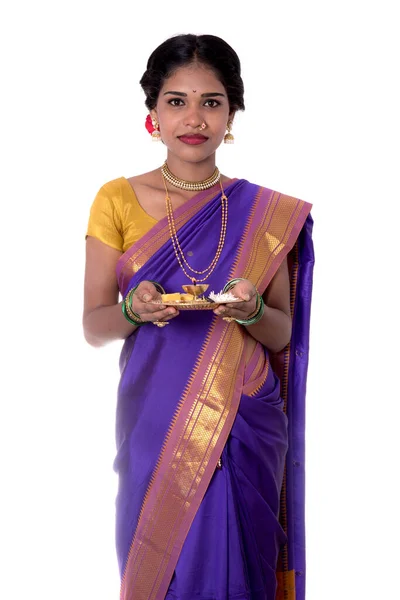 Индийская Женщина Совершающая Поклонение Портрет Красивой Юной Леди Пуджа Тали — стоковое фото