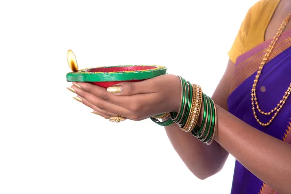 Retrato Una Mujer Sosteniendo Diya Diwali Foto Deepavali Con Las — Foto de Stock
