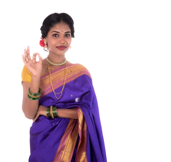 Hermosa Joven India Posando Saree Indio Tradicional Sobre Fondo Blanco —  Fotos de Stock