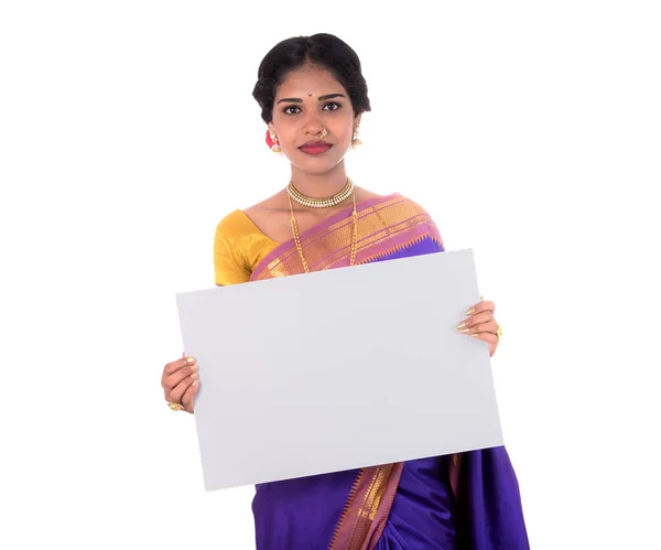 伝統的な女の子を保持し 空白の白い看板を示す — ストック写真