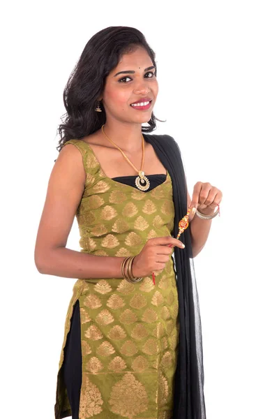 Hermosa Chica India Mostrando Rakhis Con Motivo Raksha Bandhan Hermana — Foto de Stock