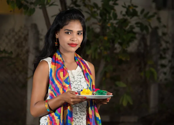 在名为 Holi 的五彩缤纷的节日上 年轻姑娘把粉末状的彩粉放在盘子里 这是一个在全印度流行的印度教节日 — 图库照片