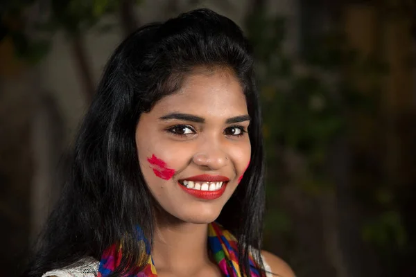 Ragazza Che Tiene Piccola Tavola Colore Polvere Occasione Del Festival — Foto Stock