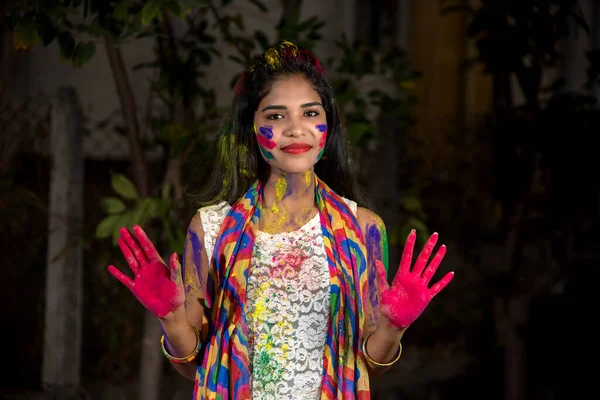 Junges Mädchen Zeigt Bunte Palmen Und Feiert Holi Mit Farbspritzern — Stockfoto