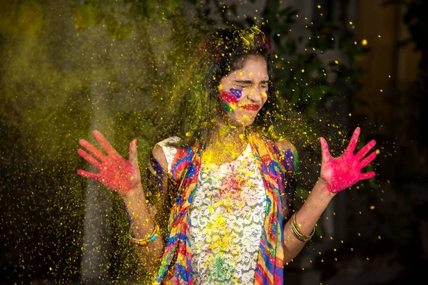 Νεαρό Κορίτσι Δείχνει Πολύχρωμο Παλάμη Και Γιορτάζει Holi Βουτιά Χρώμα — Φωτογραφία Αρχείου