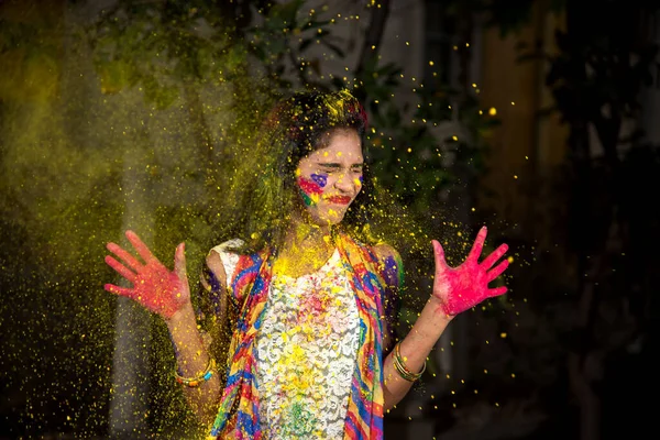 Νεαρό Κορίτσι Δείχνει Πολύχρωμο Παλάμη Και Γιορτάζει Holi Βουτιά Χρώμα — Φωτογραφία Αρχείου