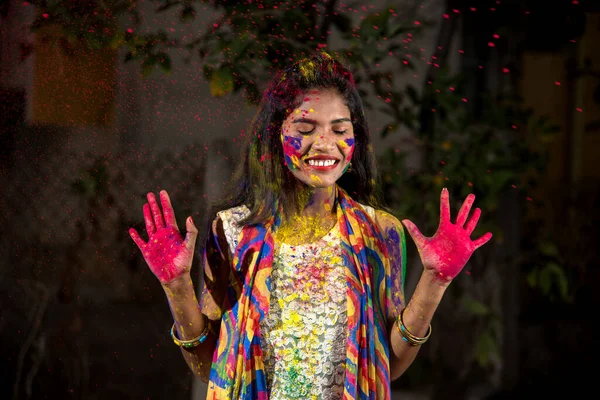 Menina Mostrando Palma Colorida Celebrando Holi Com Respingo Cor — Fotografia de Stock