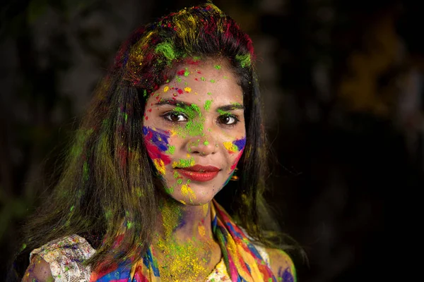 ホリ色祭りの際にカラフルな顔をした幸せな若い女の子の肖像画 — ストック写真