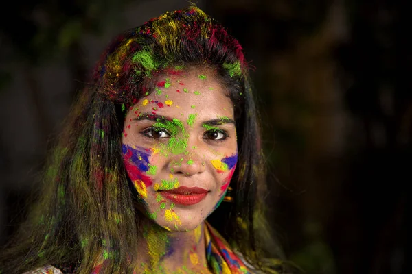 ホリ色祭りの際にカラフルな顔をした幸せな若い女の子の肖像画 — ストック写真