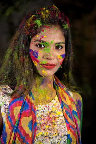 Portrét Šťastné Mladé Dívky Barevnou Tváří Příležitosti Festivalu Barev Holi — Stock fotografie