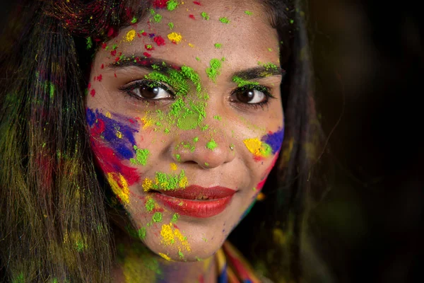 Holi Renk Festivali Vesilesiyle Renkli Yüzlü Mutlu Bir Genç Kızın — Stok fotoğraf