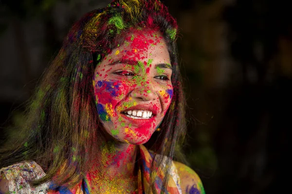 Portrét Šťastné Mladé Dívky Barevnou Tváří Příležitosti Festivalu Barev Holi — Stock fotografie