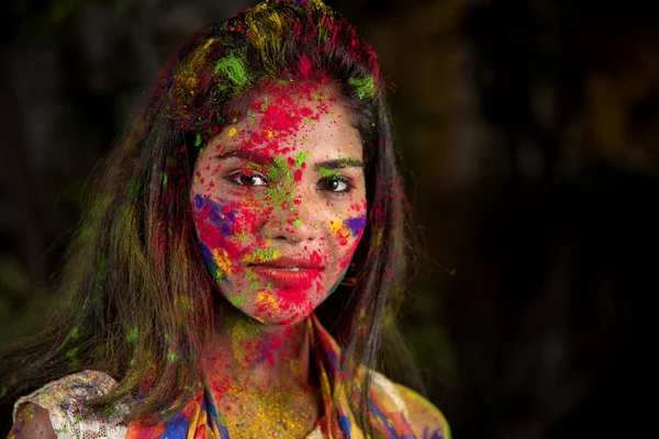 Holi Renk Festivali Vesilesiyle Renkli Yüzlü Mutlu Bir Genç Kızın — Stok fotoğraf