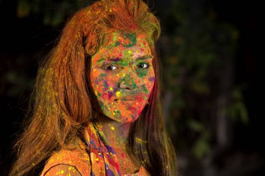 Genç bir kız renklerle oynar. Hint festivali Holi konsepti. renk sıçraması.