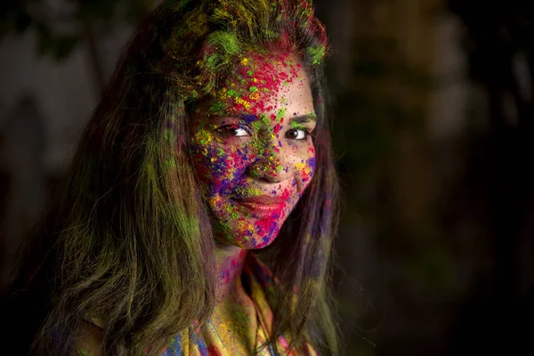 Portrét Šťastné Mladé Dívky Barevnou Tváří Příležitosti Festivalu Barev Holi — Stock fotografie