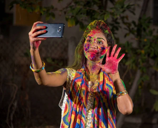 Νεαρό Κορίτσι Πολύχρωμο Πρόσωπο Που Παίρνει Selfie Χρησιμοποιώντας Smartphone Στο — Φωτογραφία Αρχείου