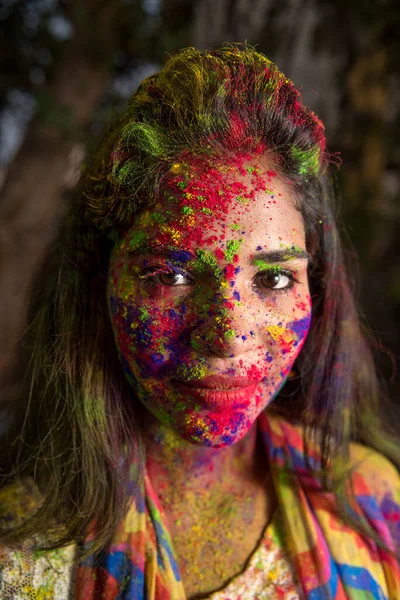 Portrét Šťastné Mladé Dívky Barevnou Tváří Příležitosti Festivalu Barev Holi — Stock fotografie