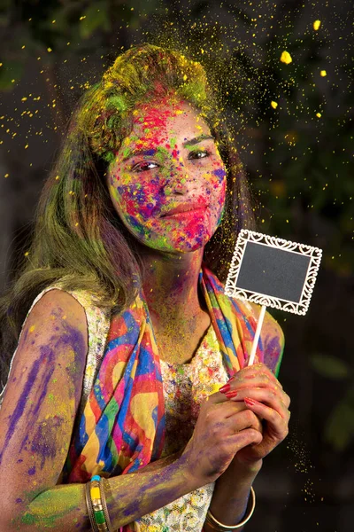 Mladá Dívka Drží Malou Desku Příležitosti Festivalu Holi Tvářemi Pomalovanými — Stock fotografie