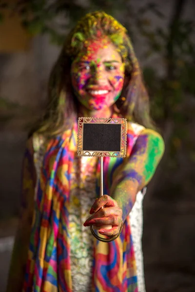 Menina Segurando Pequena Placa Por Ocasião Festival Holi Com Rostos — Fotografia de Stock