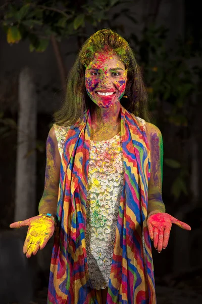 Mladá Dívka Hraje Barvami Koncept Indického Festivalu Holi Barevné Stříknutí — Stock fotografie