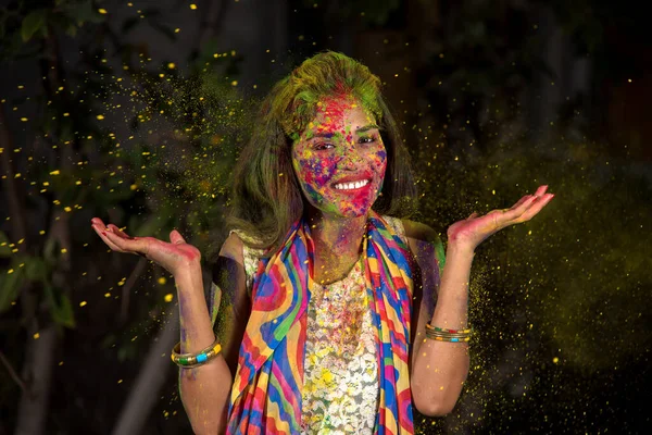 Tânără Joacă Culori Conceptul Festival Indian Holi Stropire Culoare — Fotografie, imagine de stoc