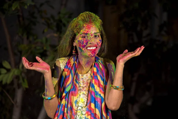 Une Jeune Fille Joue Avec Les Couleurs Concept Festival Indien — Photo