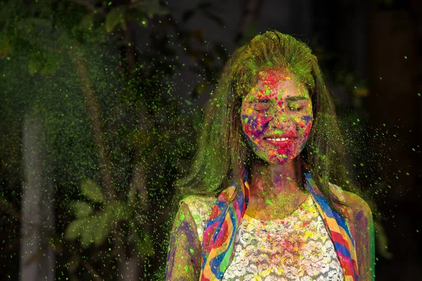 Tânără Joacă Culori Conceptul Festival Indian Holi Stropire Culoare — Fotografie, imagine de stoc